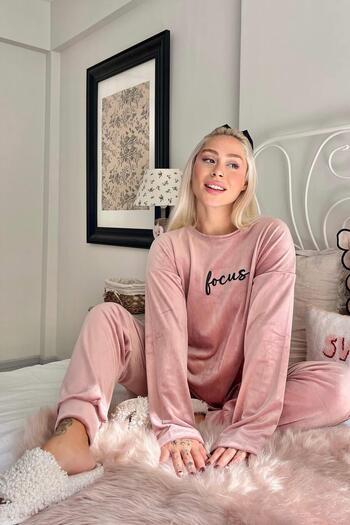 Pijamaevi Powder Focus Patterned Exclusive Velvet Women's Pajama Set