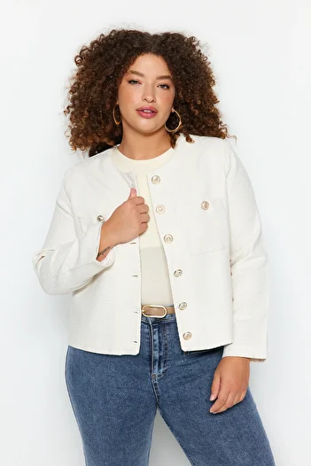 Trendyol Curve Plus Size Tweedowa marynarka w kolorze ecru i złota - zapinana na guziki i kieszeń TBBAW24AG00009