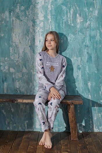 Pijamaevi Gri Wonderland Desenli Kız Çocuk Peluş Pijama Takım