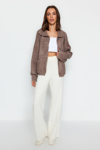Trendyol Collection Strickjacke aus Nerzbouclé mit Polokragen - Weite Passform TWOAW24HI00177