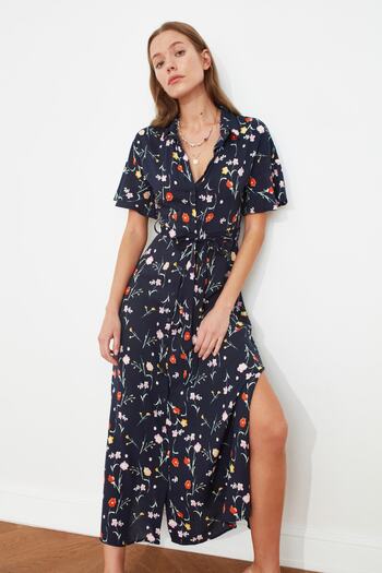 Trendyol Collection Námořnická modř s rozparkem a květinovým potiskem Midi Woven Shirt Dress TWOSS20EL2822