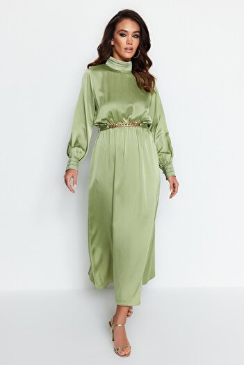 Trendyol Modest Grünes gewebtes Abendkleid mit drapiertem Kragen und Manschetten, Gürtel TCTSS22EB0142