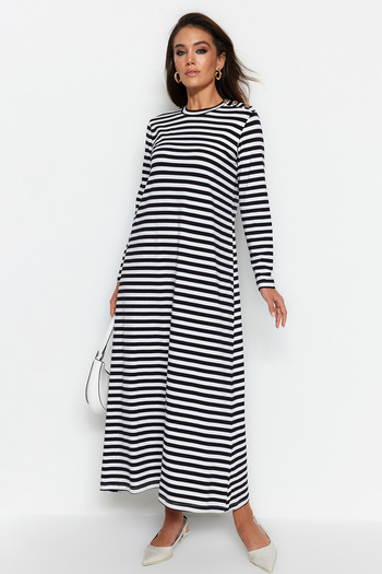 Trendyol Modest Černobílé pruhované šaty s knoflíkem na rameni - TCTSS23EB00291