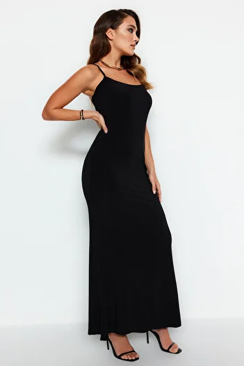Trendyol Collection Schwarzes tailliertes/tailliertes Maxi-Bleistiftkleid aus flexiblem Strick mit Trägern TWOSS23EL02435