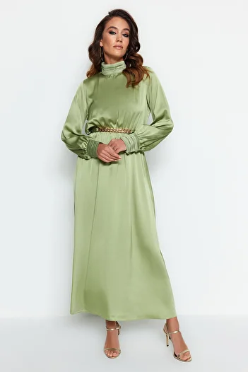 Trendyol Modest Grünes gewebtes Abendkleid mit drapiertem Kragen und Manschetten, Gürtel TCTSS22EB0142
