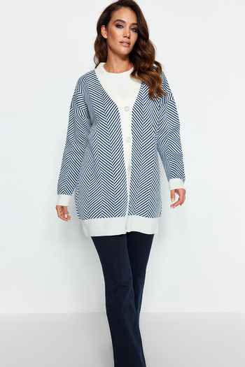 Trendyol Modest Blau gestreifte Strickjacke TCTAW23HI00070