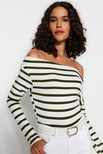 Trendyol Collection Χακί Λευκή ριγέ Premium Soft Fabric Fitted Boat Neck Strechy πλεκτή μπλούζα TWOAW24BZ00227