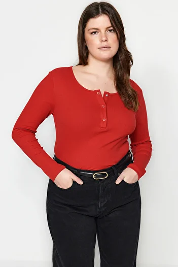 Trendyol Curve بلوزة قصيرة محبوكة باللون الأحمر مقاس كبير - رقبة حمام السباحة وتفاصيل ترصيع TBBAW23AF00030