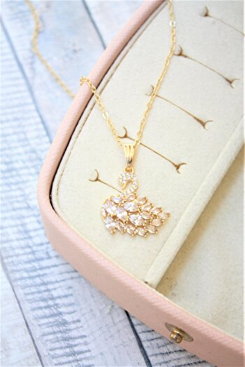 Neva GOLD PLATED FORCE CHAIN WHITE MUKIC ZIRCON STONE SWAN MOUNT NECKLACE