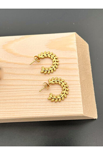 The Collection Kararmaz Kadın Yaprak Desenli Gold Büklüm Küpe