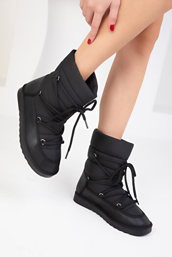 SOHO Women's Black Boots & Booties 18606