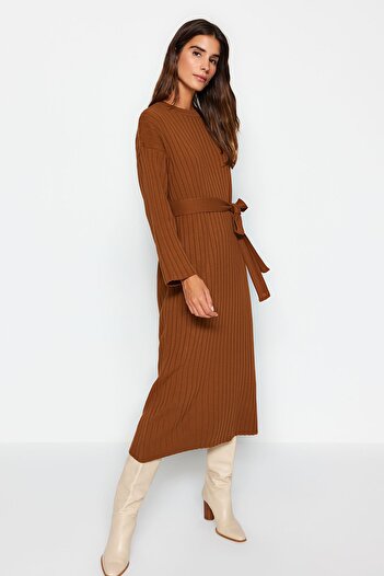 Trendyol Modest Καφέ φόρεμα πλεκτό με ζώνη TCTAW24EB00008