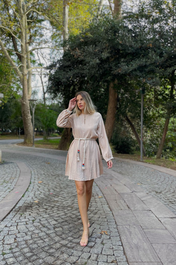 Seda Yalçın Atelier Μπεζ ψάθινο φόρεμα Seersucker με ζώνη