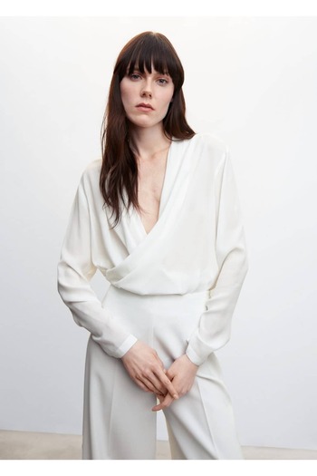 MANGO Woman Drapierte Bluse mit zweireihigem Kragen