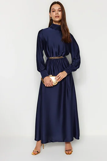 Trendyol Modest Detailní tkané večerní šaty s límcem a manžetou v tmavě modré barvě TCTSS22EB0142