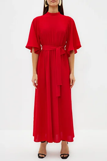 Trendyol Modest Korallenfarbenes, halbärmliges Webkleid mit Gürtel TCTSS24DB00009