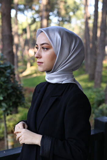 Akel Plain Crystal Hijab Scarf Size 95 x 95 cm