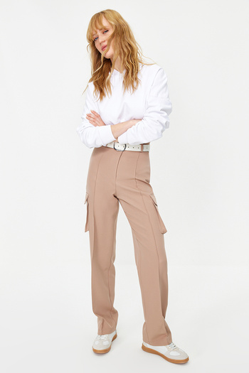 Trendyol Collection Tkane spodnie cargo taupe o prostym kroju i podwójnymi kieszeniami TWOAW22PL0343