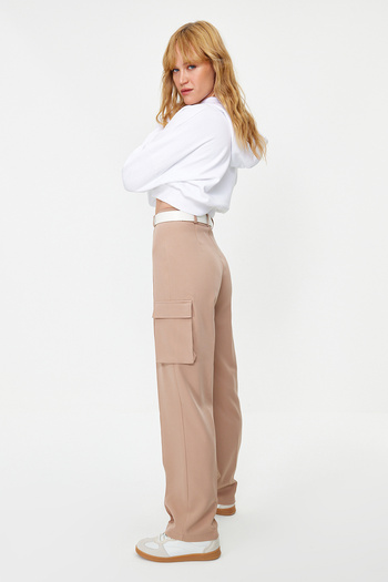 Trendyol Collection Tkane spodnie cargo taupe o prostym kroju i podwójnymi kieszeniami TWOAW22PL0343