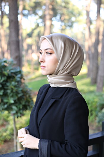 Akel Plain Crystal Hijab Scarf Size 95 x 95 cm