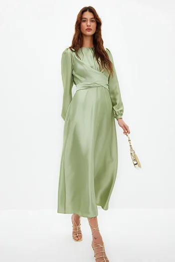 Trendyol Modest Světle zelené večerní šaty se saténovým vzhledem s křížovou kravatou TCTAW22EB0105