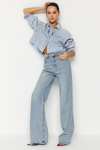 Trendyol Collection Niebieskie jeansy vintage z szeroką nogawką i efektem jasnego stanu TWOSS24JE00022