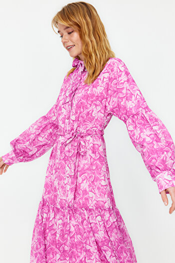 Trendyol Modest Φόρεμα λουλουδάτο ροζ ζωσμένο με υφαντό σιφόν TCTSS24EB00031