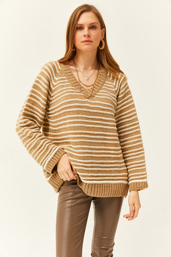 Olalook Damski sweter z miękkiej dzianiny taupe i dekoltem w szpic KZK-19000739