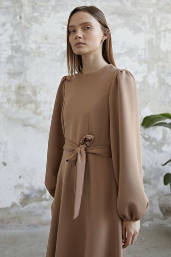 InStyle Φόρεμα Scuba με ζωσμένο μπαλόνι - Camel