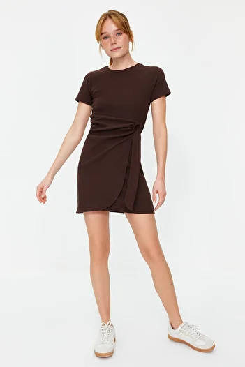 Trendyol Collection Καφέ γραβάτα Λεπτομερές πλεκτό με λαιμόκοψη Μίνι πλεκτό φόρεμα TWOSS22EL0751