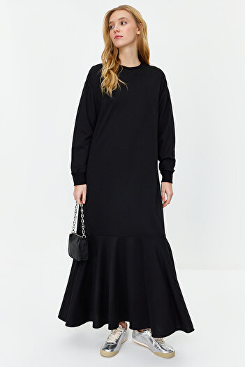 Trendyol Modest Černé pletené šaty se sukní s výstřihem TCTSS22EB0219