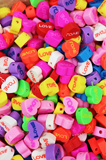 Hobimos 100 τεμάχια Love Written Πολύχρωμες Χάντρες Καρδιάς Πολυμερούς Fimo