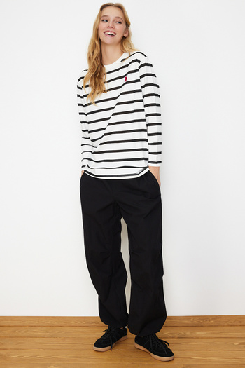 Trendyol Modest Weißes, langärmliges gestricktes Tunika-T-Shirt aus Single Jersey mit Streifen und Herzstickerei TCTSS24UK00030
