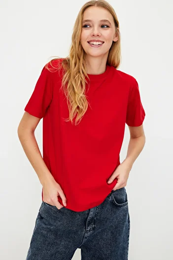 Trendyol Collection Piros, 100% pamut alap nyakú, kötött póló TWOSS23TS00000
