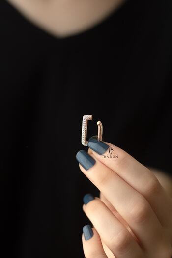 BY BARUN SİLVER Beyaz Taşlı Dikdörtgen Model Gümüş Kıkırdak Küpe-rose