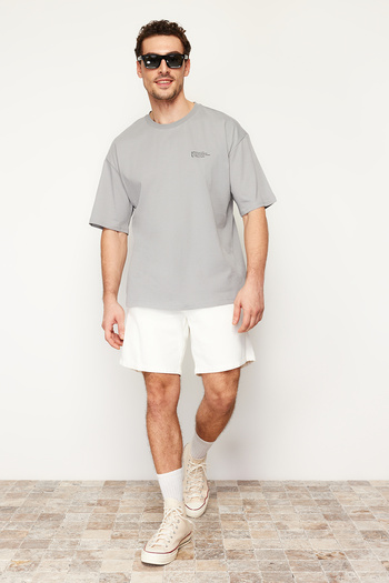 Trendyol Collection Šedé tričko s výstřihem ze 100% bavlny Oversize – minimální potisk TMNSS23TS00084