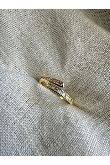 ringbox Gold Spiral Baguette Stone Ring