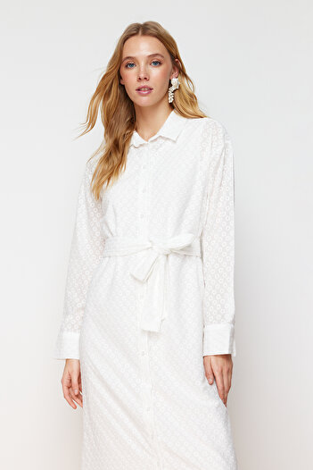 Trendyol Modest Φόρεμα με κέντημα πουκάμισο - Λευκό λουλουδάτο στάμπα με ζώνη και φόδρα TCTSS24EB00052