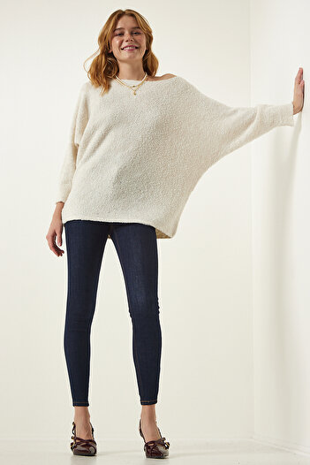 Happiness İstanbul Krem Kayık Yaka Mevsimlik Oversize Triko Kazak YG00105