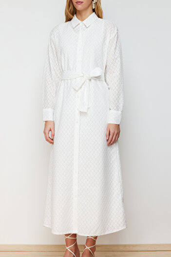 Trendyol Modest Φόρεμα με κέντημα πουκάμισο - Λευκό λουλουδάτο στάμπα με ζώνη και φόδρα TCTSS24EB00052