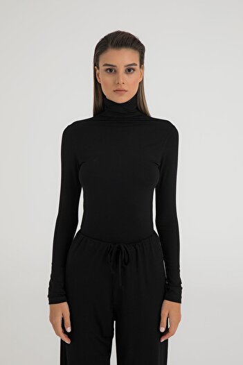 SHEISMONO Ultra měkká roláková halenka černá