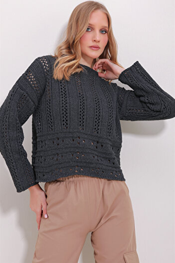Trend Alaçatı Stili Anthrazitfarbener Strickpullover mit U-Boot-Ausschnitt und Lochmuster für Damen ALC-X11521