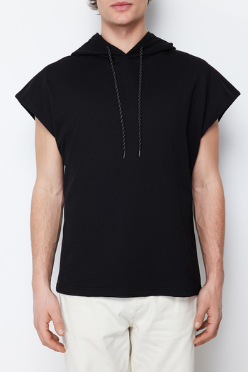 Trendyol Collection Μπλουζάκι με μαύρη κουκούλα μεγάλου μεγέθους - κοντό μανίκι, μασίφ κομμένο TMNSS20SW0148