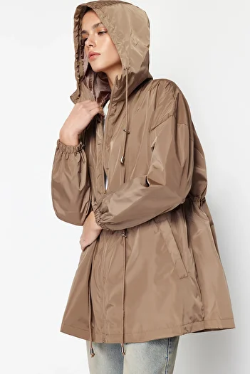Trendyol Collection Übergroße Nerzform – Regenmantel mit Kapuze und wasserdichtem TWOAW24MO00160