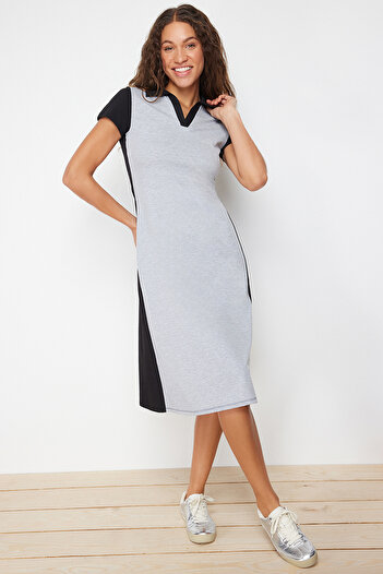 Trendyol Collection Schwarzes Midi-Skaterkleid mit Polokragen aus dehnbarer Baumwolle – Farbblock TWOSS24EL00480