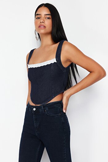 Trendyol Collection Tmavě modrá krajka krk Detailní pásek Denim Crop Bustier Twoss24Bs00010