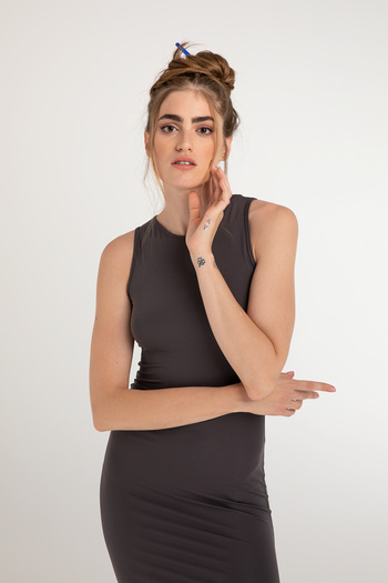 SHEISMONO Soft Touch Yırtmaç Detaylı Kolsuz Elbise Füme