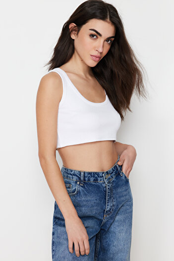 Trendyol Collection Bílý pásek, žebrované, elastické pletené tílko TWOSS24AL00023