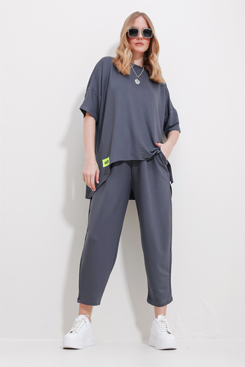 Trend Alaçatı Stili Anthrazitfarbenes Damen-Set mit Rundhalsausschnitt, asymmetrischem Schnitt und Knöchelbluse und Hose ALC-X11604