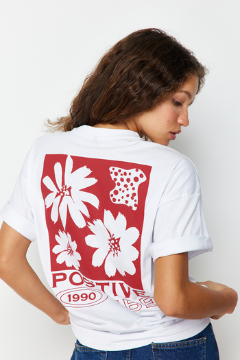 Trendyol Collection Weißes Strick-T-Shirt mit Rundhalsausschnitt aus 100 % Baumwolle mit Aufdruck auf der Rückseite und weiter Passform TWOSS23TS00321